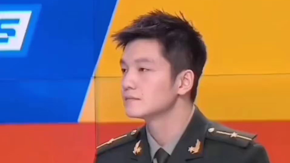 身着军装，行标准军礼，樊振东展现新时代中国军人精神风貌！八一节日快！晚上加油