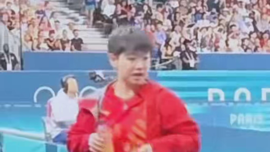 莎宝小嘴叭叭说个不停邱指认真听着，莎宝丢分时邱指最紧张，莎宝得分时他又最高兴，这就是最好师徒情。#孙