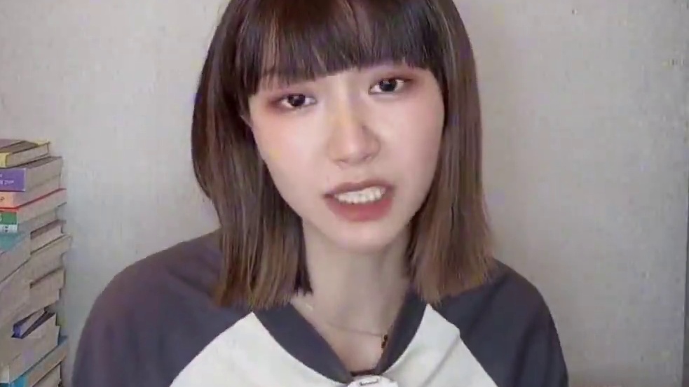 “生活要是跟我开个玩笑，我就给它讲个笑话，笑着笑着， 好像生活里也就没了那么多的沟沟坎坎。”#李诞 