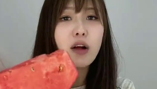 什么？吃一天西瓜居然可以瘦两斤！#我的减肥日记 #一天吃什么 #迷惑行为大赏 #夏天怎么少得了西瓜