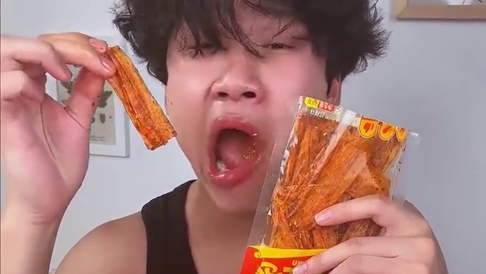 这个湖南的爆辣豆卷是真的好吃，又香又辣一口下去嚼劲十足，爆辣过瘾#好吃到停不下来 #辣条 #妈呀太香