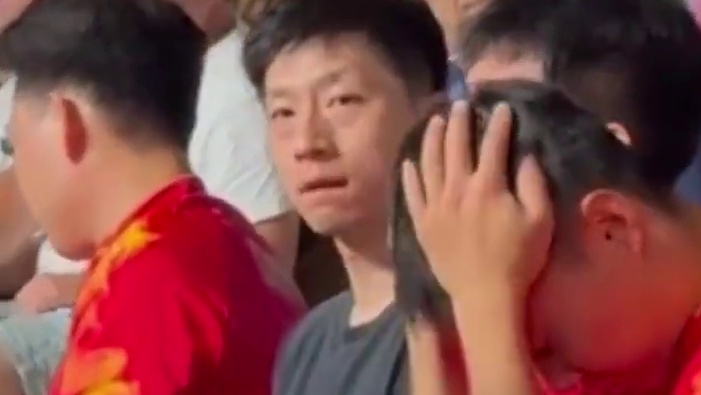 王楚钦着急的直拍头，龙队也深情紧张！但争气的樊振东让担忧都换成了振臂高呼！