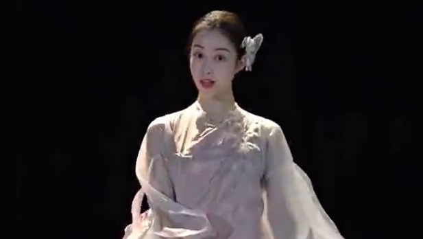 装可爱的一天《桃花笑》‍♀️ 原创