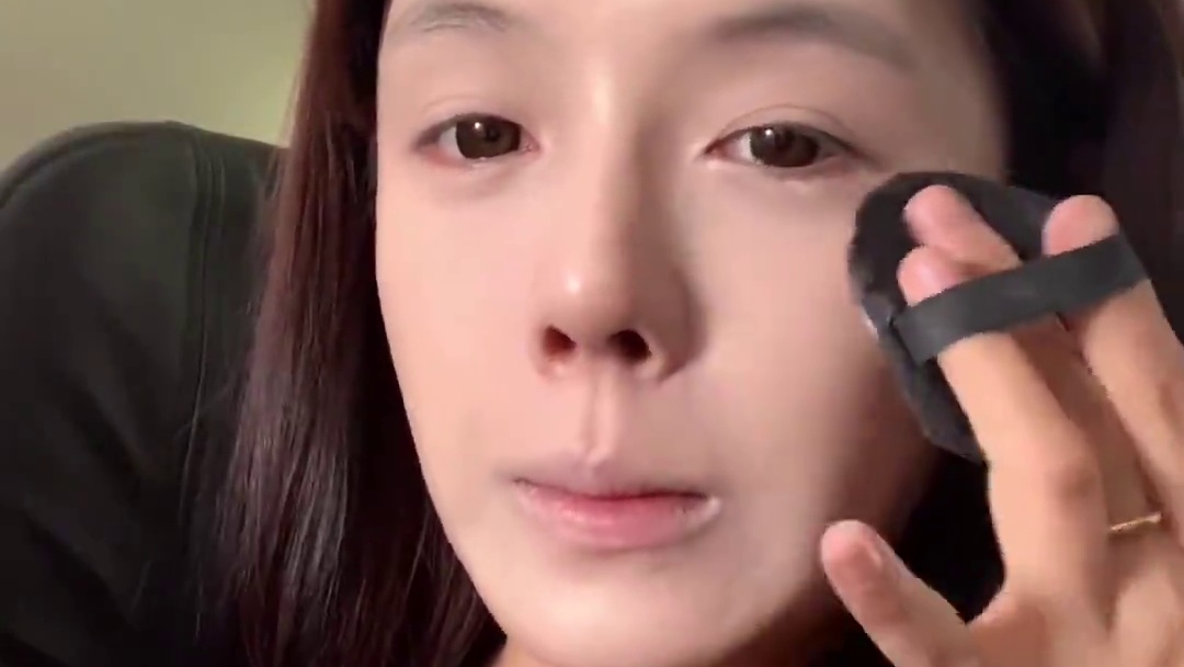 ✈️飞机沉浸式化妆 顺便给你们讲个故事… #飞机化妆 #换头了换头了 #今日妆容 #氛围感 #没事儿