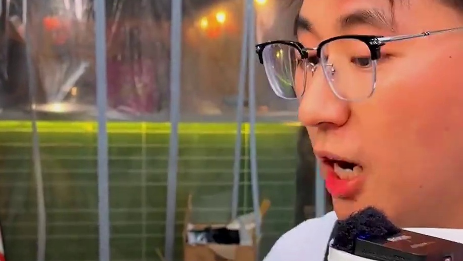 平时吃辣厉害的小姐姐挑战辣得笑，居然没被辣到？！#妈呀太香了 #重庆小面 #这一碗好过瘾#好吃到停不