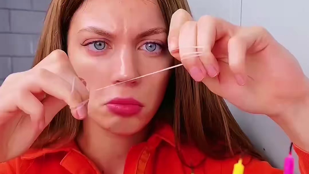 用一根线偷吃保安蛋糕，这操作简直太牛了！ #意想不到的结局 #看一遍笑一遍 #这操作都看傻了 #哈哈