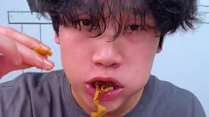 这个湖南的香辣鸭肠吃起来Q弹脆爽，香辣入味，是真的好吃！#好吃到停不下来 #妈呀太香了 #追剧小零食