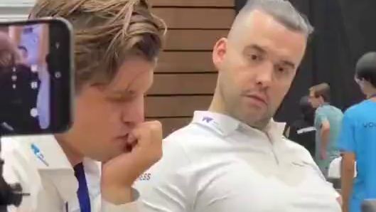 世界快棋超快棋团体锦标赛第一日第四轮快棋当中前棋王卡尔森仅仅22回合就被匈牙利特级大师拉波特斩落马下