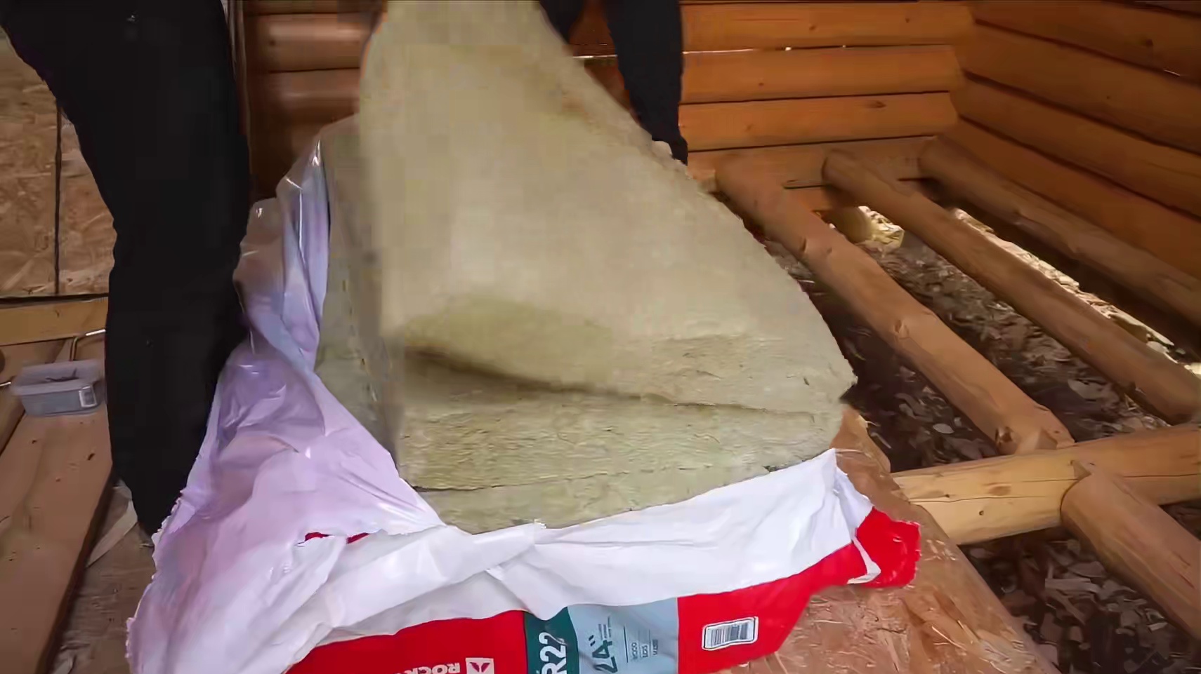 尼克夫妻密封好了墙壁缝隙，还打造好了第一个发电设施#木屋建造 #荒野建造 #解压助眠 #纪录片