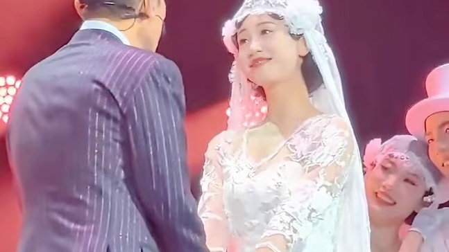 #演出现场视频 刘德华演唱会《爱你一万年》#完美组合 #感受舞蹈魅力 #百听不厌 ！