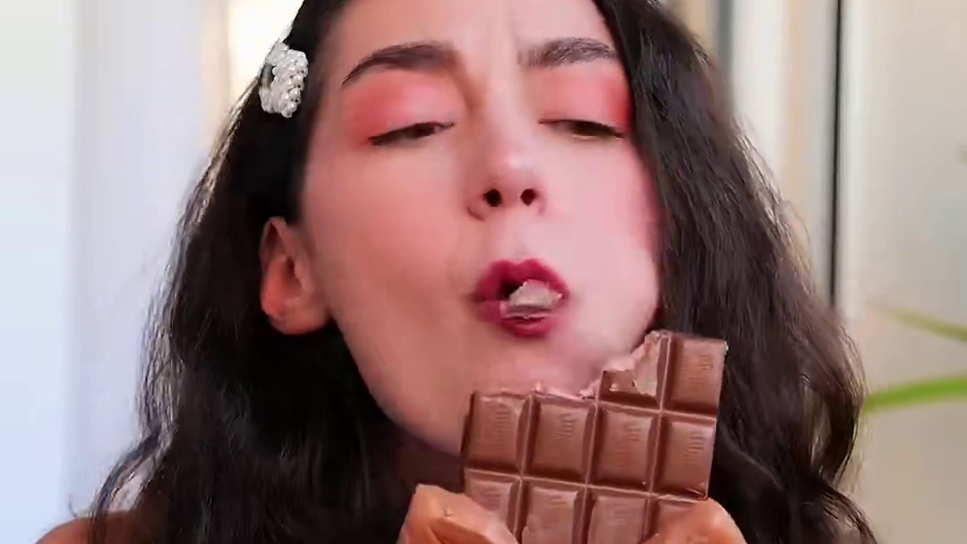 巧克力吃出新高度，美女吃的是真香！ #看一遍笑一遍 #哈哈哈哈娱乐一下 #哈哈哈皮一下 #意想不到的