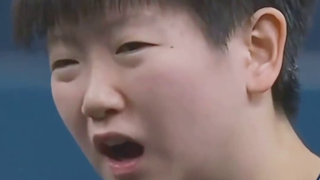 全场莎宝打的确实别扭，但失利只是暂时的，看邱指刘国梁都心疼你，粉丝都喜欢你，我们愿陪你到顶峰。#你追