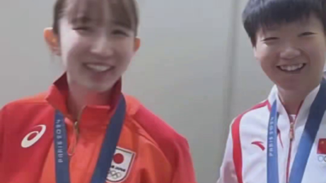 袁队医和周到安慰莎宝，一个阿姨拿着玩偶扔给莎宝，早田等着莎宝和她合照，小杨更是心疼她，太暖了。#孙颖