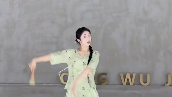 就这么水灵灵的跑出来啦 #古典舞 #国风古韵 #舞蹈 #翻跳 #芳华慢