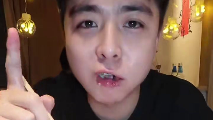 开着空调吃着蹄花，你一口我一口#那些尝一口就忘不掉的特色美食 #就问你们馋不馋就完了 #大口吃肉的感