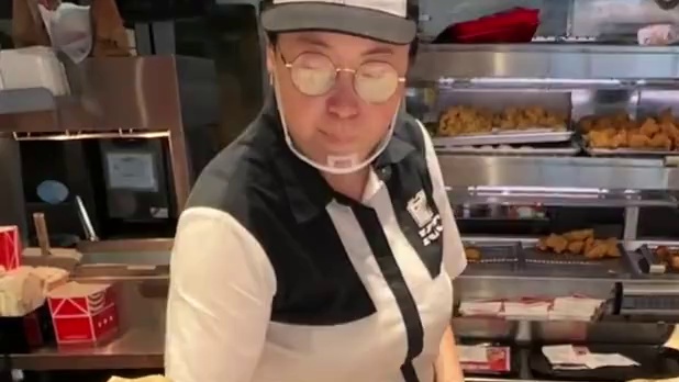 我今天花了100多点的肯德基 明天竟然69块钱就可以吃到了 没想到最近这几天肯德基的炸鸡三兄弟，三桶