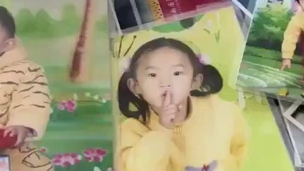 【湘妹子！】7月30日，湖南衡阳，潇湘晨报记者来到周雅琴家中，李春香翻出了女儿儿时的照片，眼神中满是