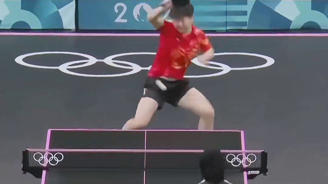 场下莎宝和队友有说有笑，还会和教练激烈讨论，场上她却是拼命三郎为国争光，离场不忘和观众摆手，优秀的女