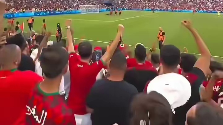 滑稽一幕！摩洛哥球迷冲进场内，带球过掉所有安保开云；资讯