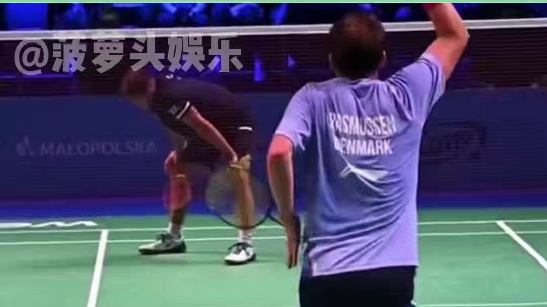 #原来玩羽毛球的都这么抽象 羽联不缺喜剧人~#梁王 #国羽 #笑一个吧