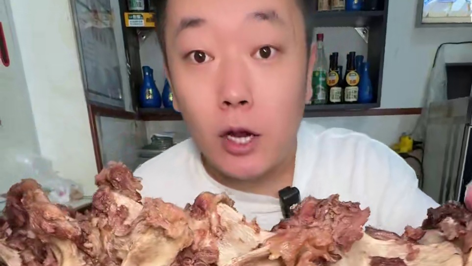 #到点了干饭人上号 #大口吃肉的感觉太爽了 挑战30多斤的大骨头看看能出多少肉#碧春酱酒 #茅源酒曲