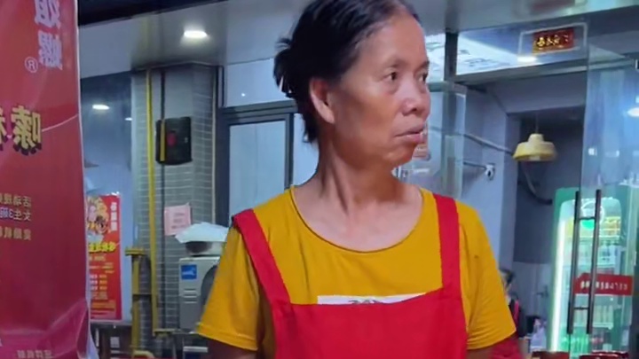 外秒小哥来挑战5两螺蛳粉~竟然要把汤都喝完？#螺蛳粉 #美食推存官