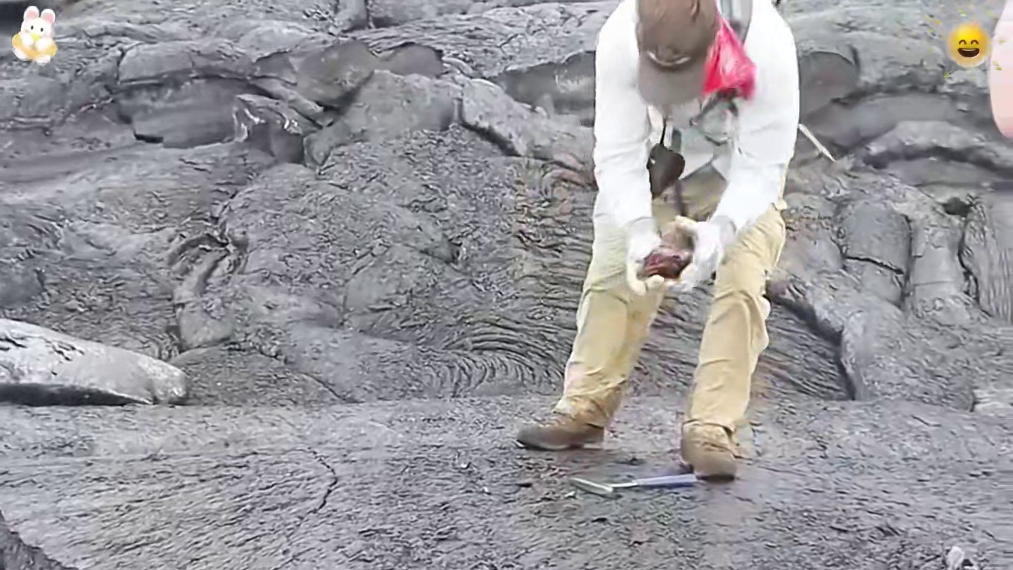 男人在采集岩浆时，发现一个诡异的现象。#苏打水 #夏日饮品