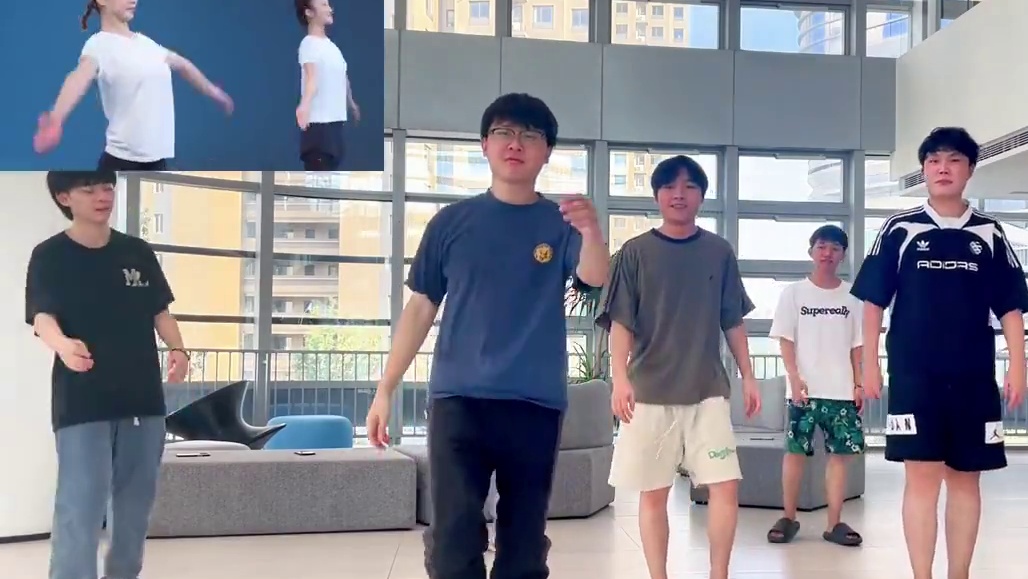 【健康电竞】-广播体操下 香蕉教练对自己很有信心嘛~ #2024QQ飞车手游亚洲杯  #QQ飞车手游