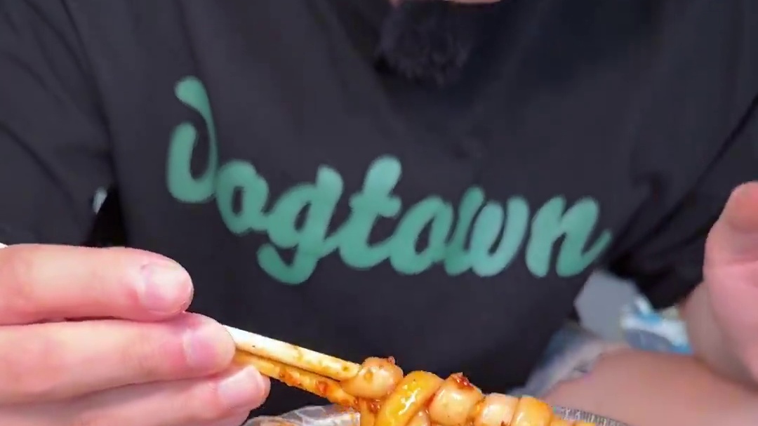 用油泼辣子做熔岩奶盖的陕西早饭到底能有多惊艳，蒜蓉搭配上浓郁汤底，西安人果然能把碳水玩的出神入化。#