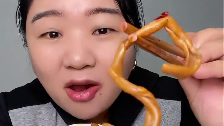 湖南的辣椒是不要钱吗？这香辣鸭脆肠裹着新鲜芝麻新鲜辣椒太香了！！#妈呀太香了#零食推荐