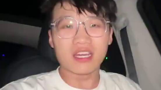 正常肯德基一两百的炸鸡套餐现在才卖69块钱 而且基本安排的都是咱们喜欢吃的，8块烤翅、8块辣翅、12