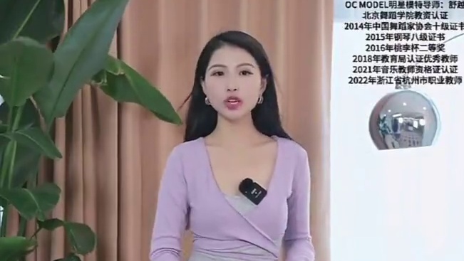 显瘦背包技巧，一学就会✅ #显高显瘦显腿长 #包包拍照 #拍照姿势