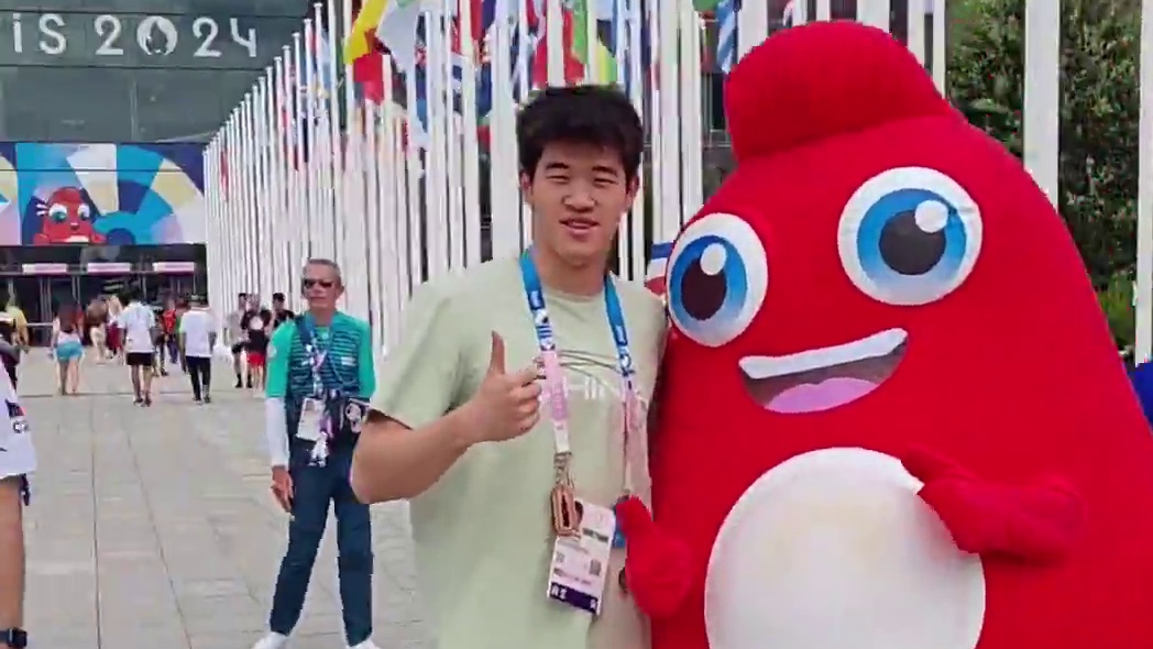 潘展乐不愧是掌管采访的神 潘展乐首条Vlog上新了，2金1银的赛后总结不仅是玩梗界的凡尔赛大师，还是