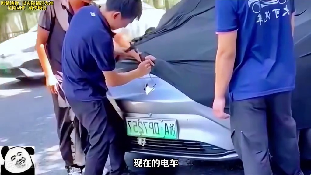 如今的电车自燃灭火太难了，只能扣车标了！