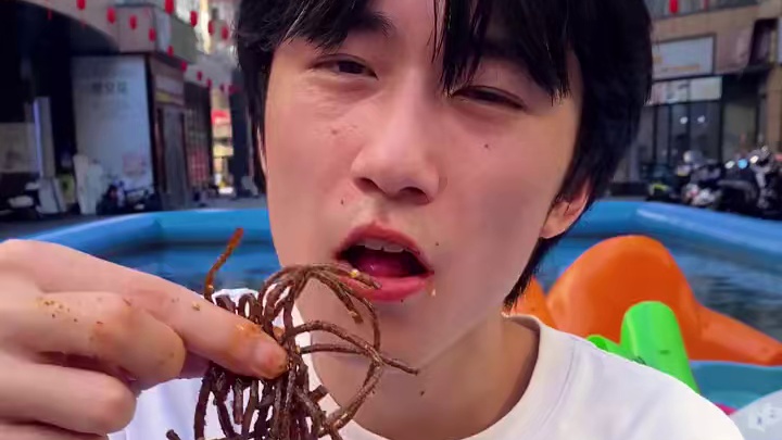 爱吃螺吸粉的宝子们一定要试试这个黑金臭螺吸，真的好吃#谁懂这一口的好吃程度 #零食推荐 #辣条 #妈