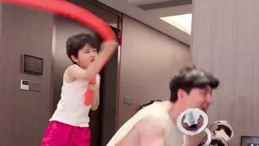 你们说这样减肥能瘦多少斤 老大：是时候报仇了！老二：我能帮你们做点什么？#父子日常 #减肥