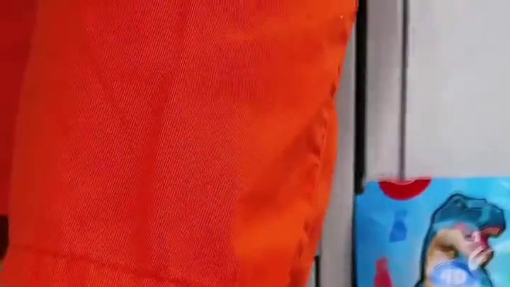 偷吃桌子上保安的软糖，美女这招数简直太牛了！ #看一遍笑一遍 #老外真会玩 #这操作都看傻了 #哈哈