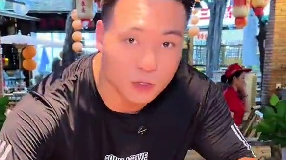 68.6就能吃到包锅底和油碟，还有鱼蛙三选一的火锅。论吃火锅，非常具有成都人惬意的氛围，当然是塘河湾