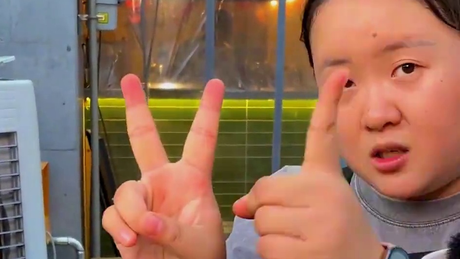 80斤可爱妹妹挑战2斤豌杂面，现场都是来看美女挑战的，确实很厉害！#重庆小面 #重庆美食 #这一碗好