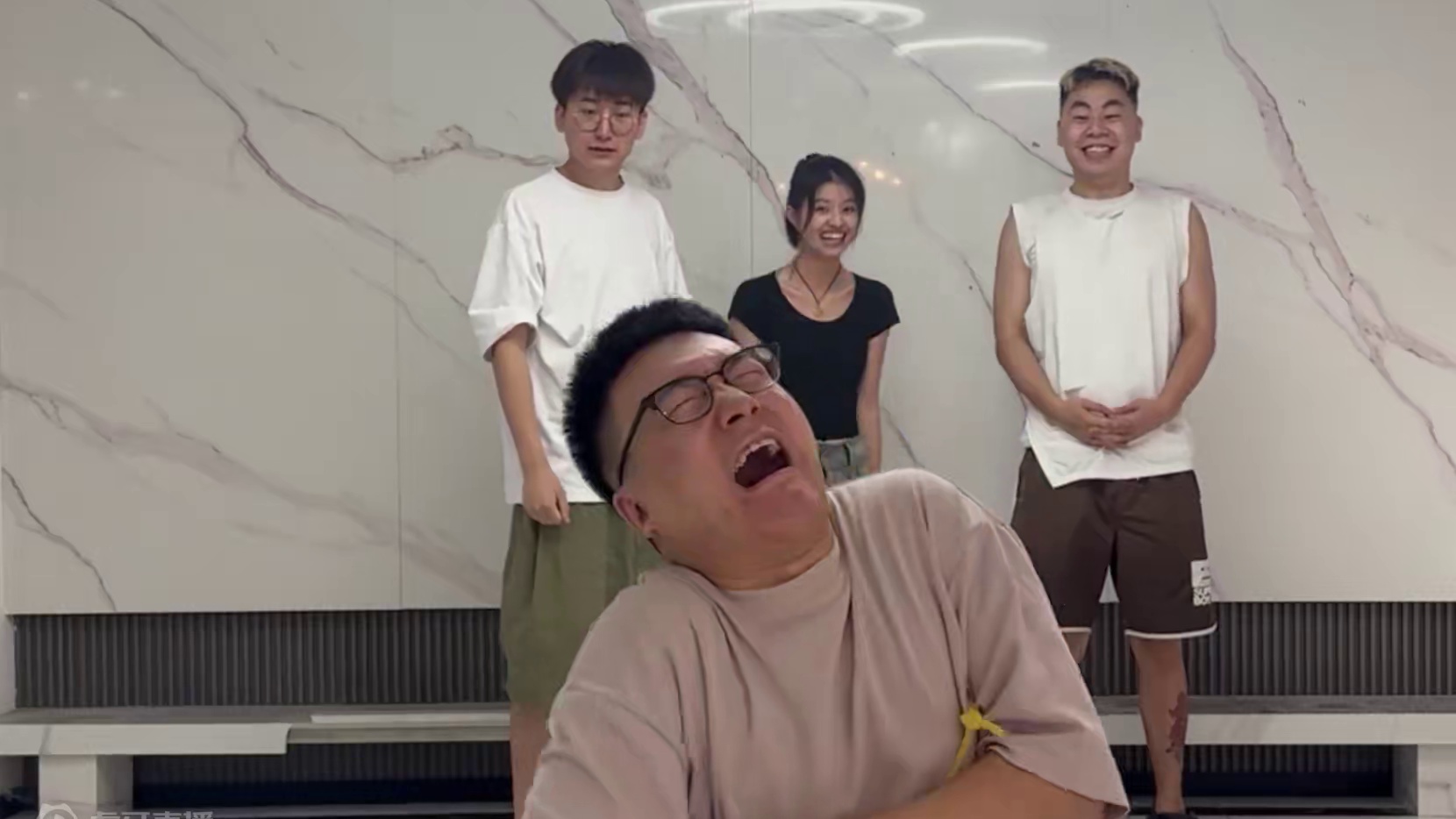 蒙眼打人 如果不是为了生计 谁又愿意玩这个游戏呢#蒙眼打人 #日常vlog #看完不笑算我输 #杂技