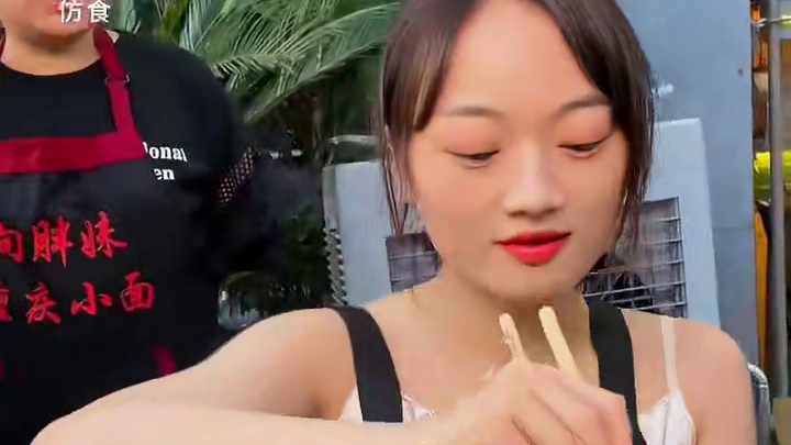 可爱妹妹上次1斤没吃饱，这次挑战2斤豌杂面，现场都是来看美女挑战的，确实很厉害！#妈呀太香了 #重庆