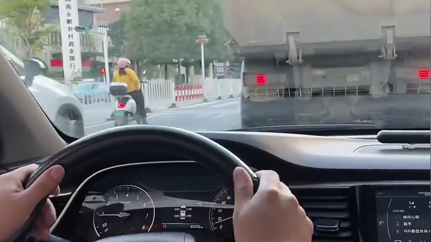 为什么等红灯时，方向盘要往左打半圈  #领航计划 #买车那点事 #新能源汽车