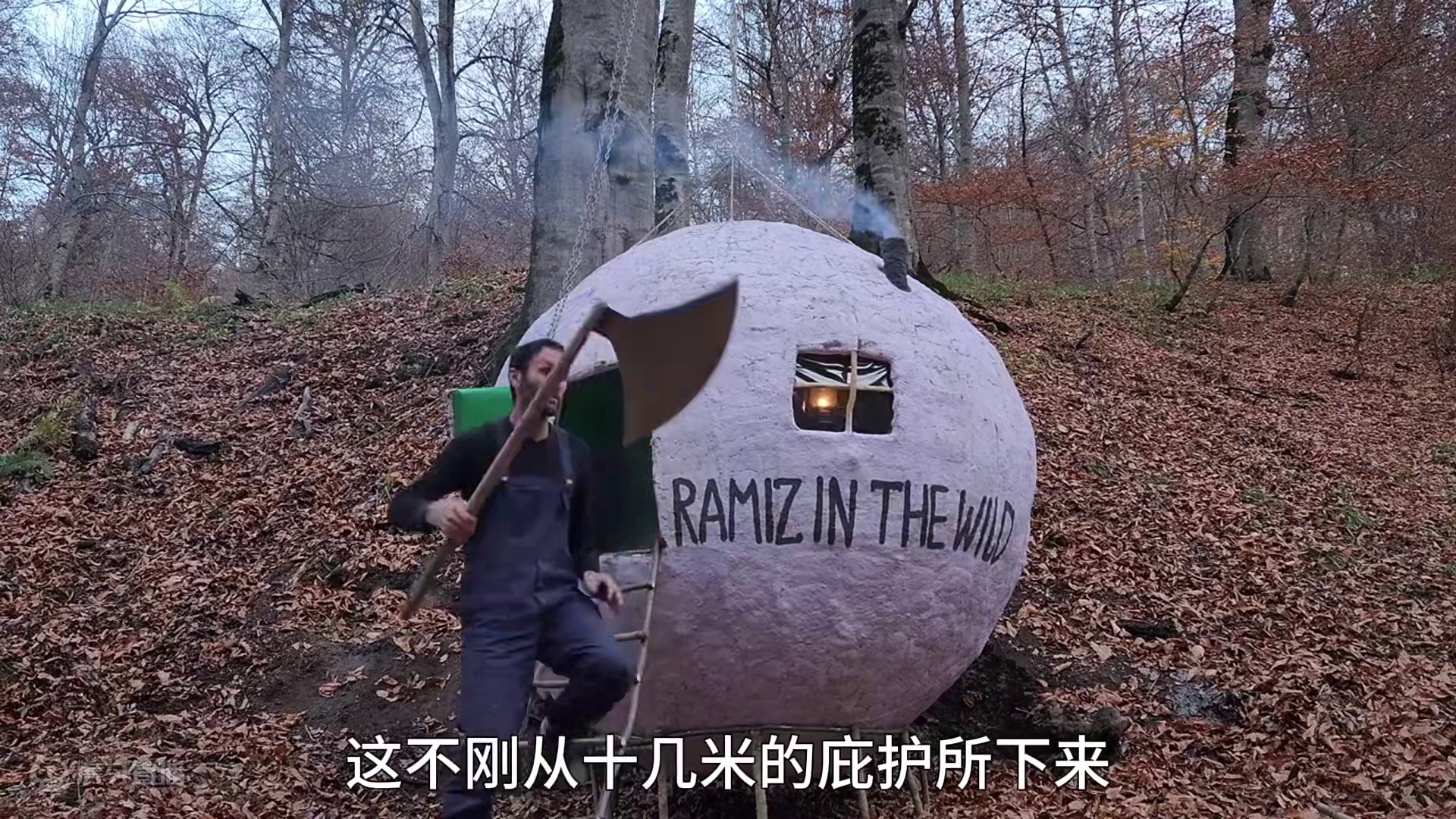 男人在寒冷的野外搭建地下庇护所