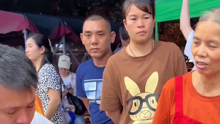 玉林帅哥挑战10碗爆辣螺蛳粉，就为了阿姨5000大奖来的~！#螺蛳粉 #美食探店