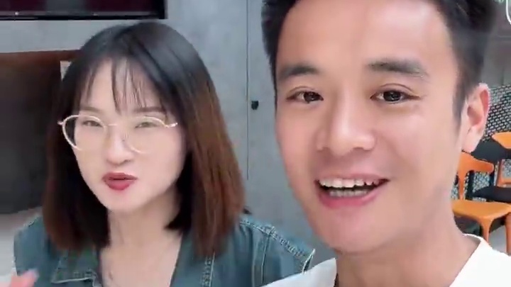 挑战用土味情话吃火锅，油到对方才能吃一口！#艾特你的饭搭子请你吃 #厦门美食 #土味情话 #骨之味筒