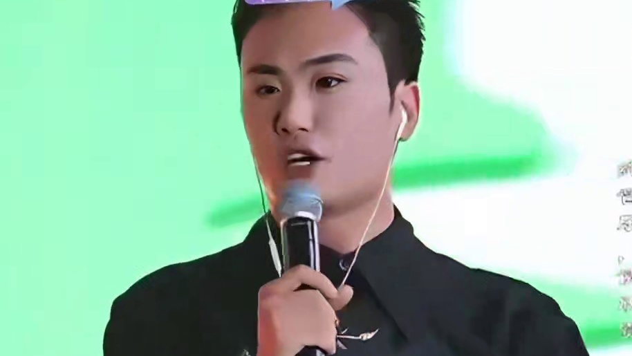 好敬业 高温天气下连续唱歌几小时 #沧海一舟现场燃炸了#沧海一舟逆袭的人生