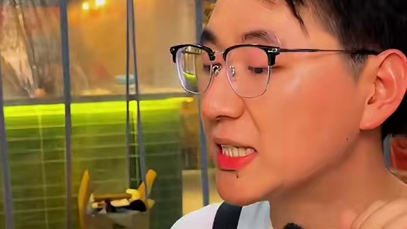 平常吃一两的姐姐站着挑战4两小面！#重庆小面 #重庆美食 #这一碗好过瘾