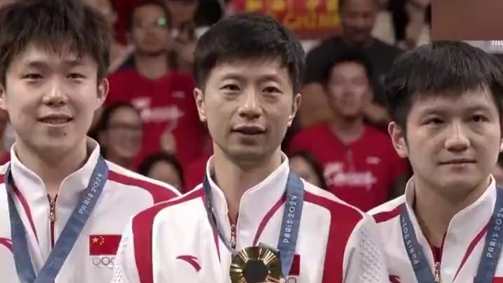 果然 ！ 金牌就是最好的颜值回春术，国乒男团夺冠后帅到next  level夺冠前：不嘻嘻    夺