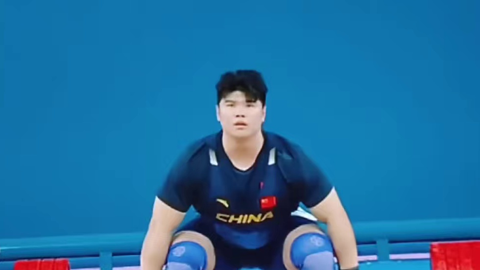 ，刘焕华挺举228公斤，目前总成绩排名第一，跟第二名相差2公斤。就看第二名要232公斤失败了。刘焕华