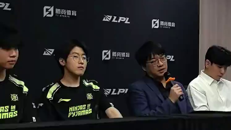 【 NIP赛后群访】Q：下一场要对阵JDG，有什么需要注意的？教练：他们的打野和AD是个人能力非常强